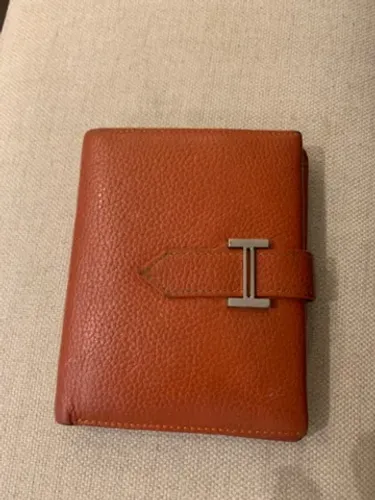 carteira média da hermes com um tom alaranjado