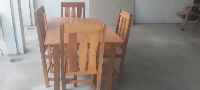 Mesa com 04 cadeiras em madeira