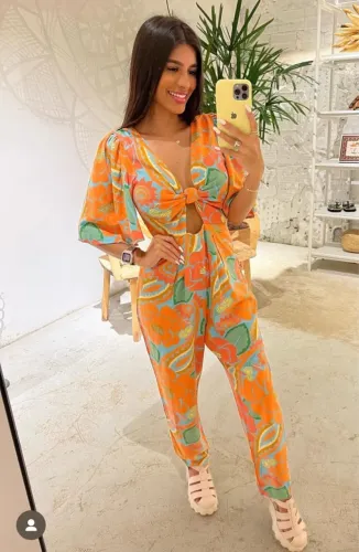 Macacão estampado laranja com detalhe frontal