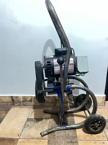 Máquina de desentupir esgoto