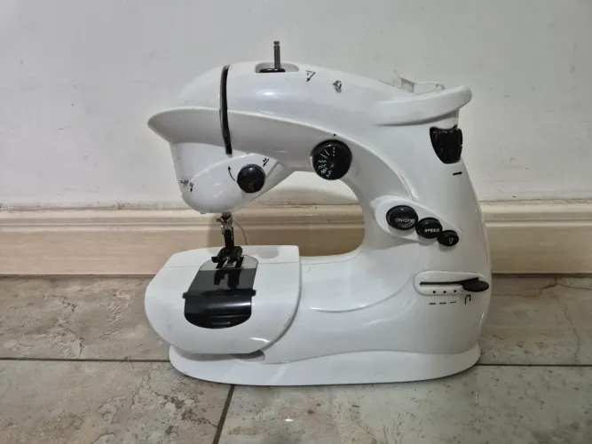 Mini máquina de costura elétrica 