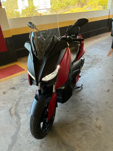 Xmax 250 vermelha fosco