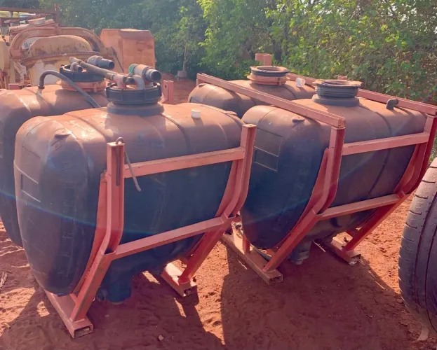 Tanque plástico 800 litros trator 