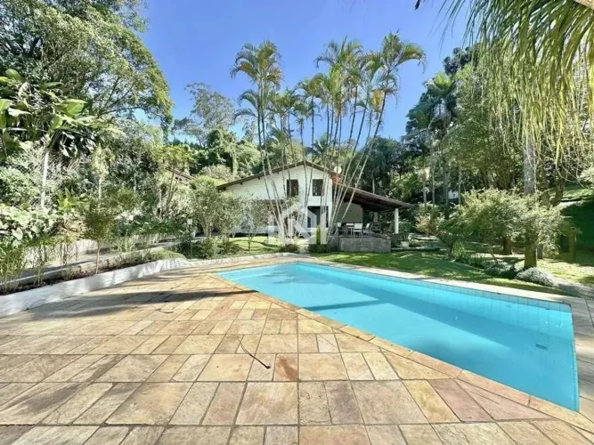 Casa à venda ou locação no condomínio Jardim Algarve.