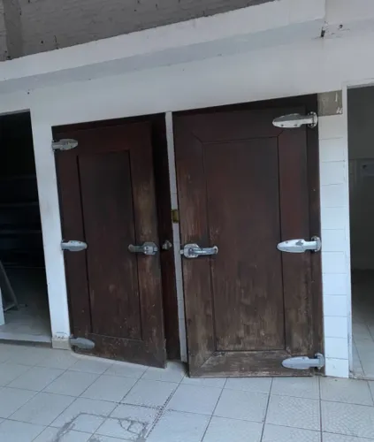 Vendo estilosa porta de madeira (vintage)
