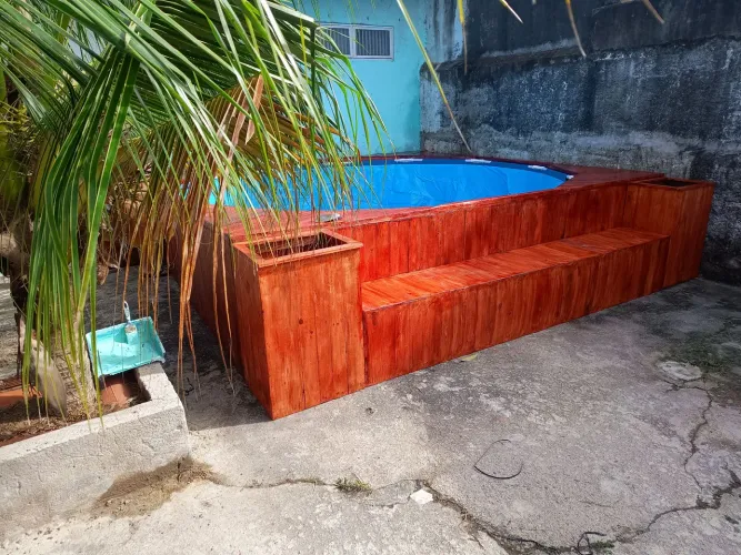 Piscina de plástico vinil com deck de madeira custa 3500 reais avista 