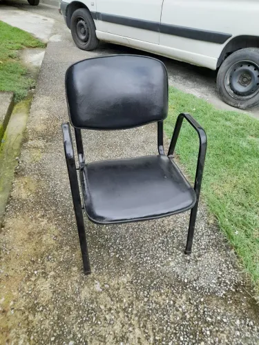 Cadeira de escritório preta em metal - usada