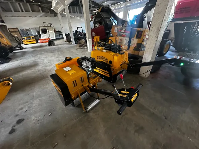 Rolo compactador de asfalto 550