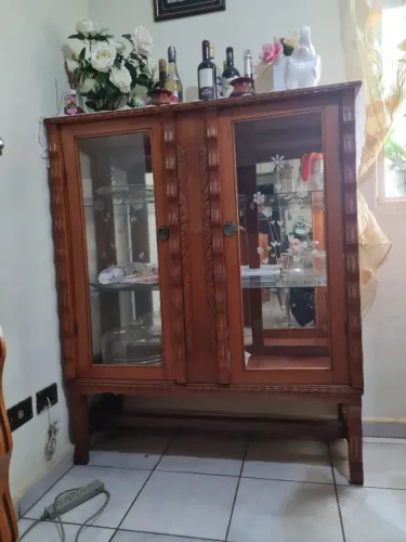 Cristaleira Elegante - Trabalhada em Madeira