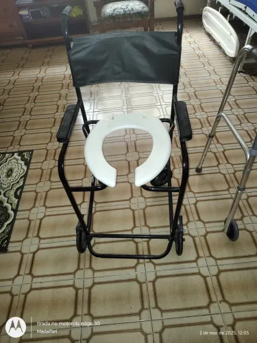 CADEIRA DE BANHO HIGIÊNICA 4 RODAS
