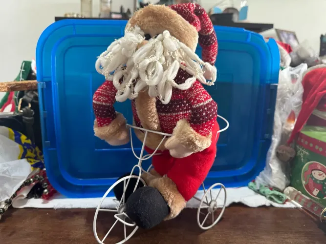 Papai Noel de pelúcia / pano andando de bicicleta