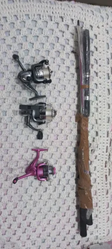 Kit de pesca com 3 molinetes e vara