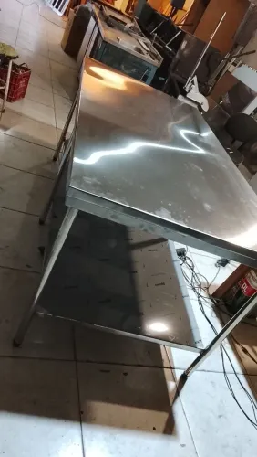Mesa Inox Industrial com Prateleira