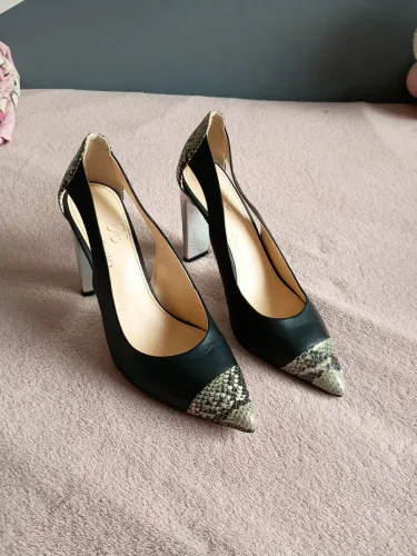 Salto alto preto com detalhe em cobra