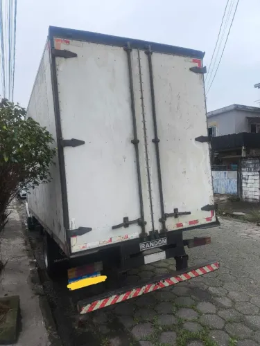Caminhão baú de mudanças 