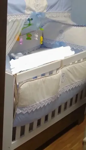 Lindo berço que vira mini cama branco e amadeirado