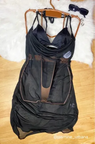 Vestido de tule preto transparente