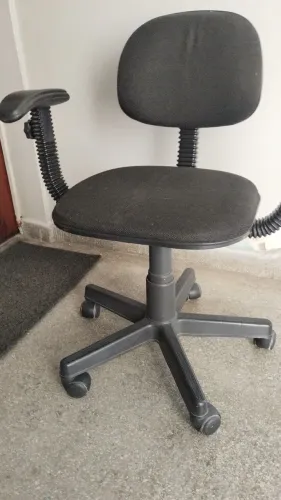 Vendo uma cadeira giratória com reg.de altura preta 