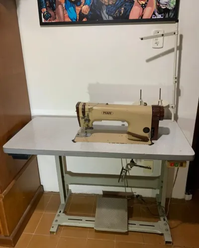 Maquina de Costura Industrial PFAFF Modelo 563 Reta Excelente estado c Mesa e Motor Origin