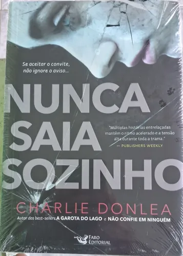 Nunca Saia Sozinho - Charlie Donlea no plástico