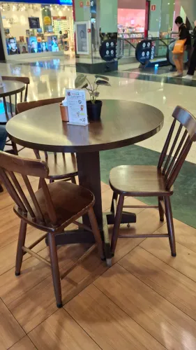 Conjunto de mesa e cadeiras