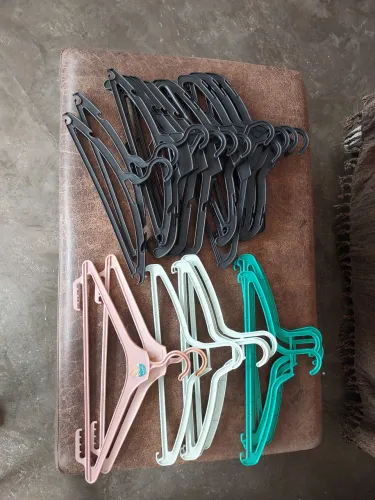 24 Cabides de roupas variados