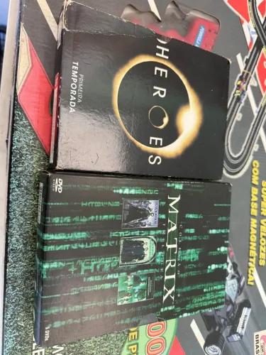 Coleção de DVDs Heroes e Matrix