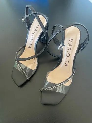 Sandália feminina preta com detalhe em strass