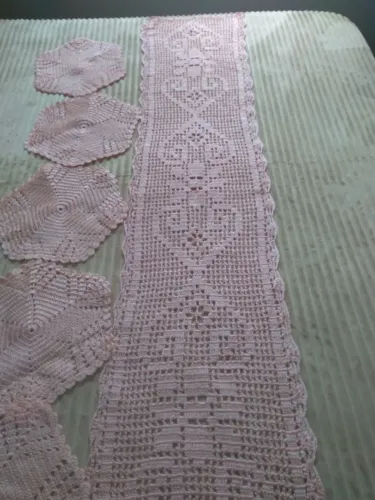 Jogo de mesa e guardanapos de crochê