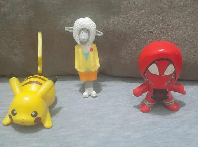 São 3 bonecos: PIKACHU Bonecos e outros personagens infantis - Kit com 3 bonecos.