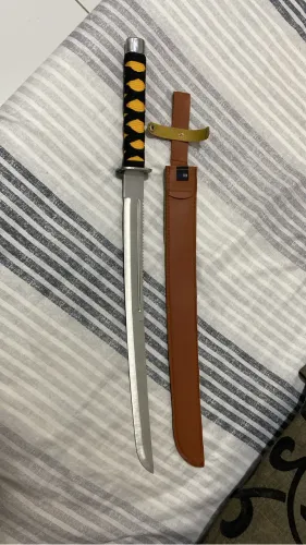 Katana com bainha de couro