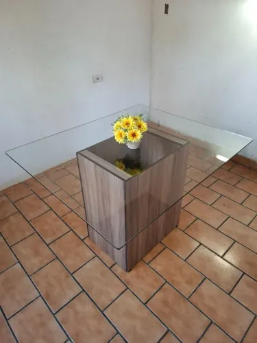 Mesa de jantar retangular com tampo de vidro temperado