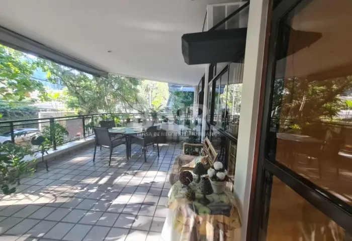 Apartamento muito espaçoso e repleto de armários, dividido em sala, 3 quartos sendo uma su