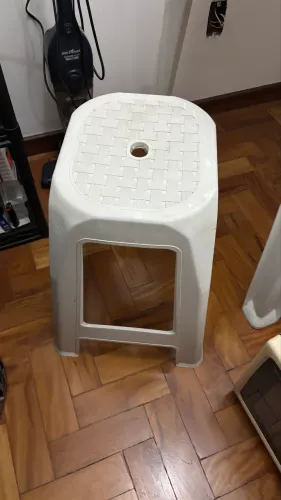 Banco plástico branco - 30 cm x 46 cm