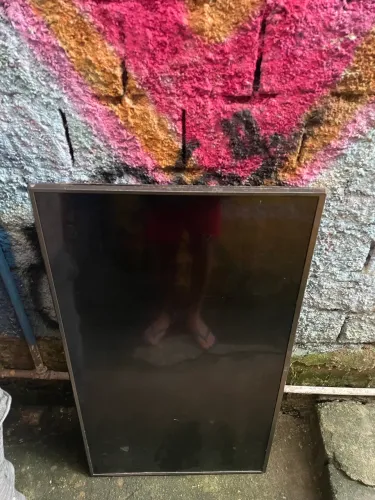 5 TVs quebradas para retirada de peças 