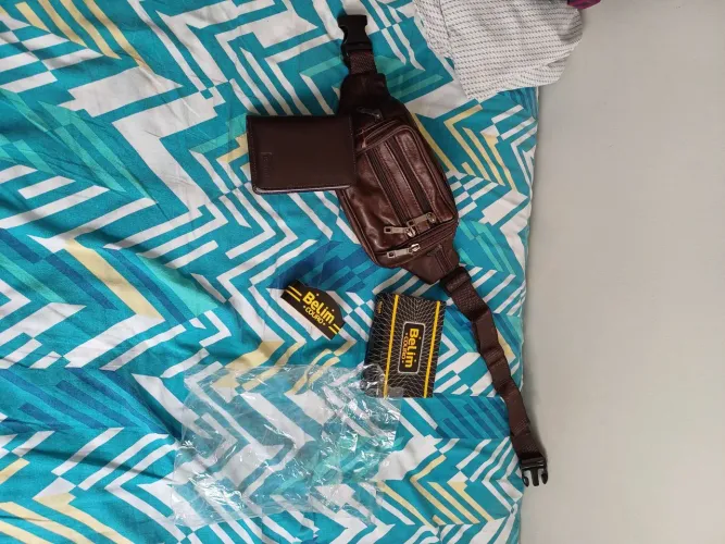 Kit carteira e pochete de couro legítimo ainda no plástico valor 150 reais tra *.