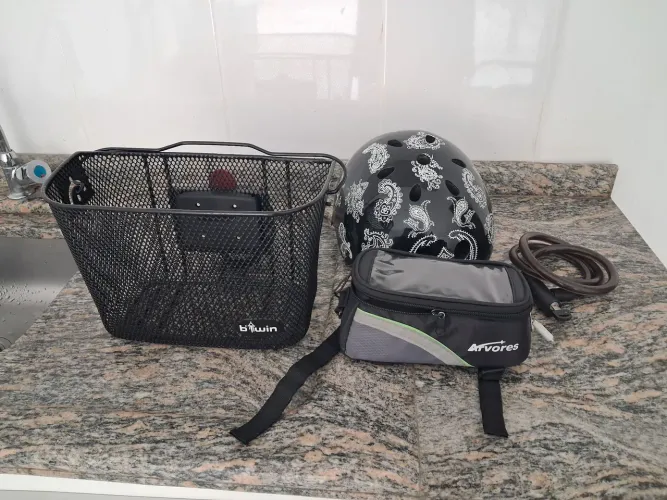 Cesto de metal Capacete, cadeado e bolsa para celular LOTINHO