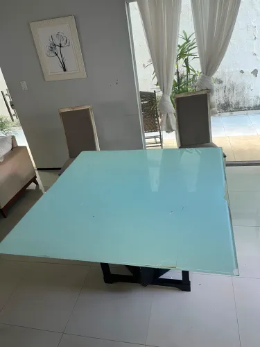 Mesa retangular com quatro cadeiras