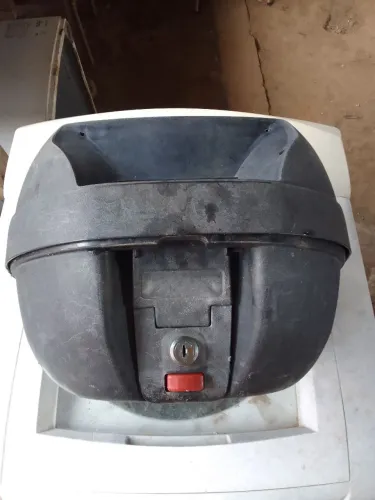 Baú de moto 45 litros usado