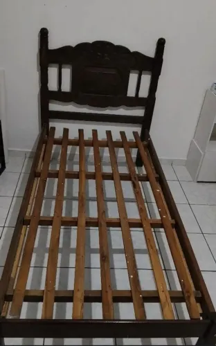 Vendo cama solteiro de madeira pura 