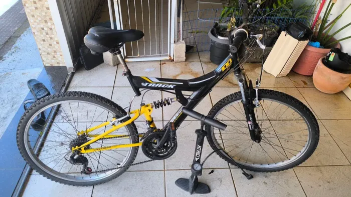 VENDO BIKE TRACK ARO 26 + BOMBA DE AR COM MANOMETRO