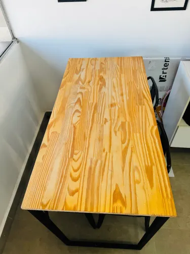 Mesa balcão com 4 banquetas - estrutura de ferro e tampo pinus