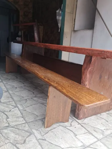 Vende-se uma mesa de madeira cumaru