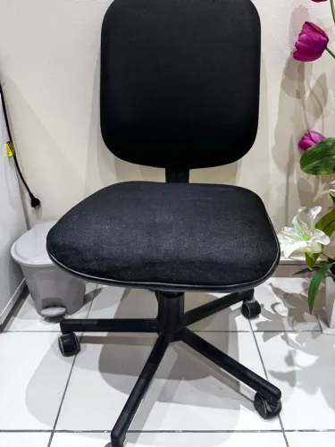 cadeira usada com rodinhas para mesa de computador