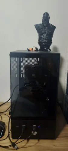 Pc bom pra rodar jogos leves  e estudar posso mandar vídeo no privado 