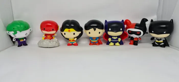 Coleção Burger King da Liga da Justiça com 7 personagens