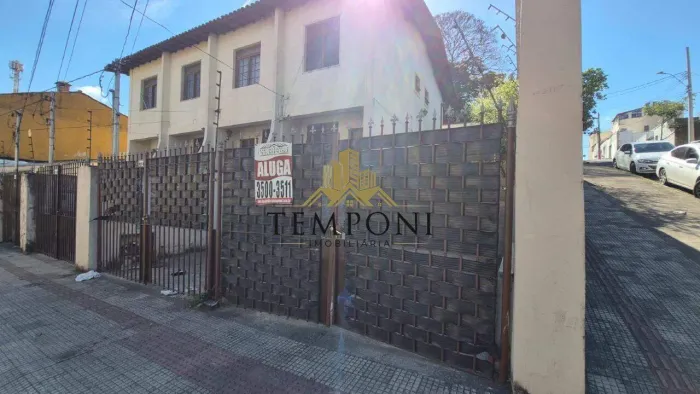 Excelente casa geminada com 02 quartos e vaga para até 4 carros.