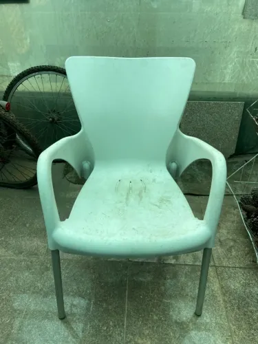 Cadeira Plástica com Braços e Pés de Alumínio - Resistente