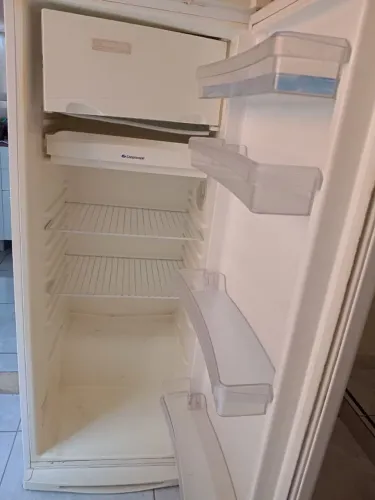 Vendo geladeira 270 litros funcionando