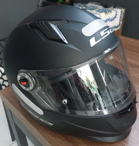 Vende-se 02 Capacetes LS2